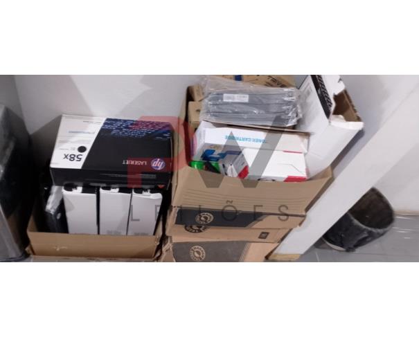 Foto de LOTE CONTENDO DIVERSOS EQUIPAMENTOS ELETRÔNICOS, TAIS COMO TELEVISORES, IMPRESSORAS, MONITORES DE VÍDEO, GABINETES DE COMPUTADORES, NOTEBOOKS, LAPTOPS, NOBREAKS, ESTABILIZADORES DE ENERGIA, TONERS E REFIS DE IMPRESSORAS, NO ESTADO EM QUE SE ENCONTRAM.
