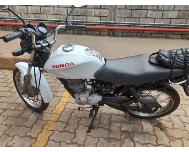 Foto de MOTOCICLETA HONDA/CG 150 JOB, GASOLINA, BRANCA, 2004/2005, NO ESTADO EM QUE SE ENCONTRA.
