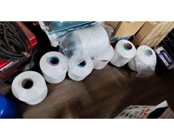 Foto de LOTE CONTENDO MÁQUINA DE COSTURA BAOYU GT700, COM APROX. 29 ROLOS DE LINHA, NO ESTADO EM QUE SE ENCONTRAM.