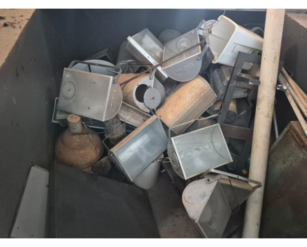Foto de LOTE CONTENDO SUCATAS DIVERSAS, MOBILIÁRIO (CADEIRAS, ARMÁRIOS) EQUIPAMENTOS DIVERSOS, HOSPITALARES, DENTRE OUTROS, NO ESTADO EM QUE SE ENCONTRAM. 