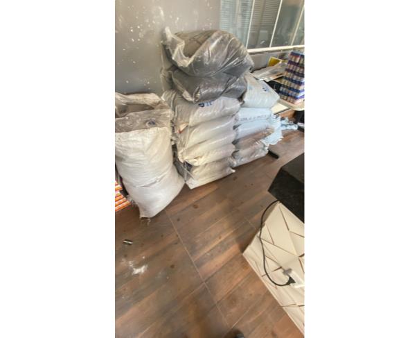 Foto de LOTE CONTENDO 15 SACOS DE POLIESTIRENO, 15 KG, ENTRE OUTROS, NO ESTADO EM QUE SE ENCONTRA.