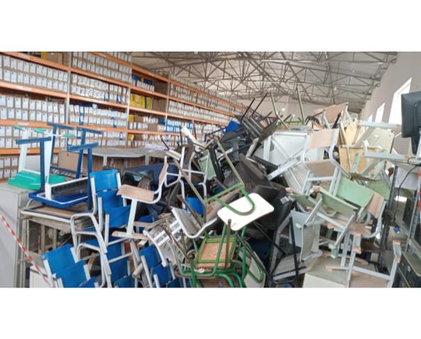 Foto de LOTE CONTENDO EQUIPAMENTO INDUSTRIAL E MOBILIÁRIOS, TAIS COMO: CADEIRAS ESCOLARES, ARMÁRIO DE AÇO, FREEZER, FREEZER INDUSTRIAL VERTICAL EM INOX, ENTRE OUTROS, NO ESTADO EM QUE SE ENCONTRA.