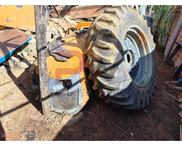 Foto de LOTE CONTENDO TRATOR BUDNY DESMONTADO , 2015/2015, Nº DE SÉRIE: B1S484257,  NO ESTADO EM QUE SE ENCONTRA.