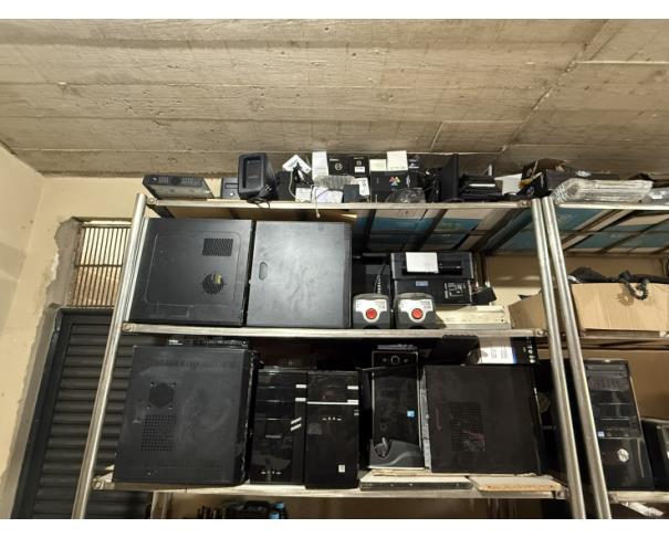 Foto de LOTE CONTENDO SUCATAS DIVERSAS, TAIS COMO: MATERIAL DE INFORMÁTICA, ELETRÔNICOS, CADEIRAS, ARMÁRIO, ENTRE OUTROS, NO ESTADO EM QUE SE ENCONTRAM. 