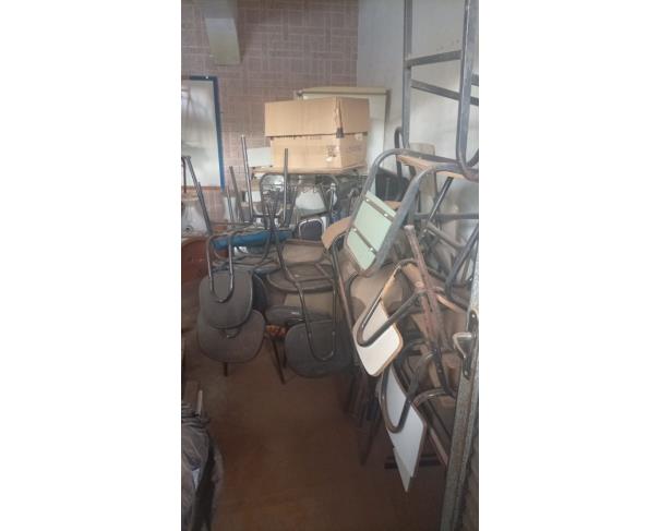 Foto de LOTE CONTENDO SUCATA DE ITENS DIVERSOS, TAIS COMO MATERIAIS DE INFORMÁTICA, CARTEIRAS ESCOLARES, ELETRODOMÉSTICOS, ENTRE OUTROS, NO ESTADO EM QUE SE ENCONTRA.
