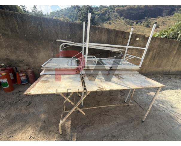 Foto de LOTE CONTENDO SUCATA DE  DIVERSOS BENS, TAIS COMO: MADEIRAS, ARMÁRIOS, COLCHONETES, CADEIRAS, MESAS ESCOLARES, EXTINTORES, VENTILADORES, CADEIRAS DE RODAS, MACAS, BALANÇAS, ENTRE OUTROS, NO ESTADO EM QUE SE ENCONTRAM.