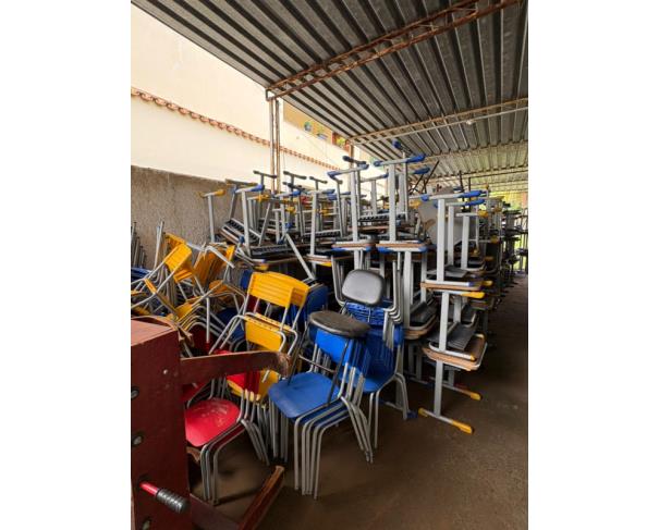 Foto de LOTE CONTENDO MESAS E CADEIRAS ESCOLARES.