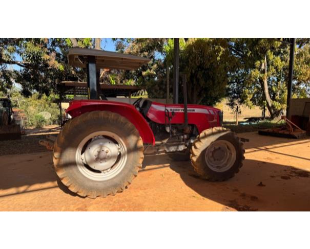 Foto de TRATOR MASSEY FERGUSON 4283, COR VERMELHA, ANO 2012, NO ESTADO EM QUE SE ENCONTRA.