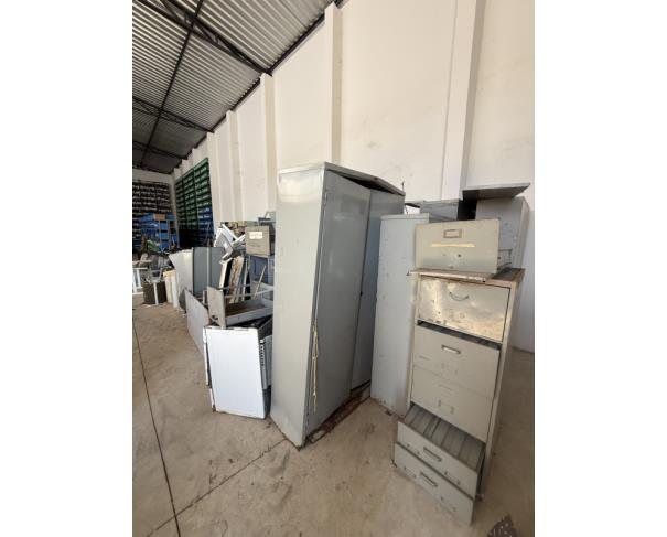 Foto de LOTE CONTENDO SUCATA DE ARMÁRIOS DE AÇO E ELETRODOMÉSTICOS, NO ESTADO EM QUE SE ENCONTRAM.