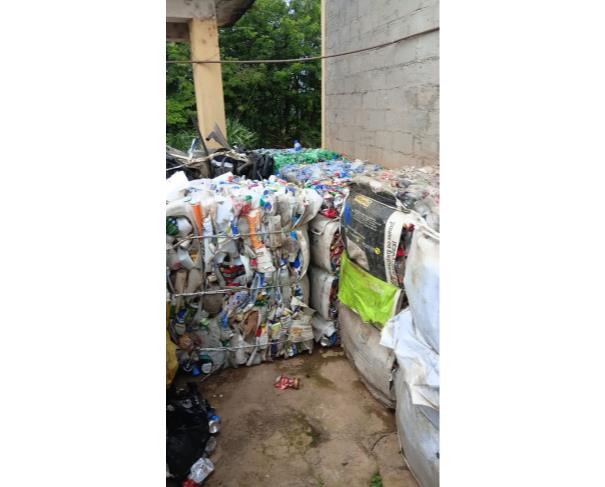 Foto de LOTE CONTENDO APROXIMADAMENTE 4.380 KG DE PAPELÃO, 219 KG DE PLÁSTICO DURO PRETO, 1.300 KG DE PLÁSTICO FILME, 156 KG DE PET ÁGUA, 90 KG DE PET VERDE, 428 KG DE PET BRANCO, 53 KG DE ALUMÍNIO (LATINHAS), 330 KG DE PAPEL MISTO, 45 KG DE PET ÓLEO, 15 KG DE A