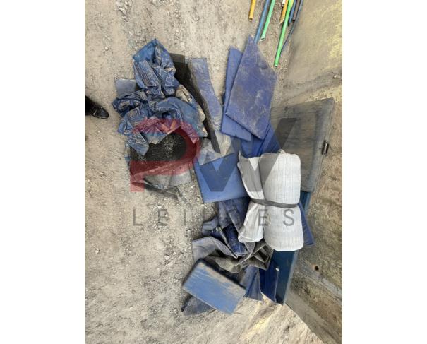Foto de LOTE CONTENDO SUCATA DE  DIVERSOS BENS, TAIS COMO: MADEIRAS, ARMÁRIOS, COLCHONETES, CADEIRAS, MESAS ESCOLARES, EXTINTORES, VENTILADORES, CADEIRAS DE RODAS, MACAS, BALANÇAS, ENTRE OUTROS, NO ESTADO EM QUE SE ENCONTRAM.