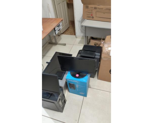 Foto de LOTE CONTENDO ELETRÔNICOS, TAIS COMO: NOTEBOOK, TELEVISÃO, IMPRESSORA, TECLADOS, ENTRE OUTROS.