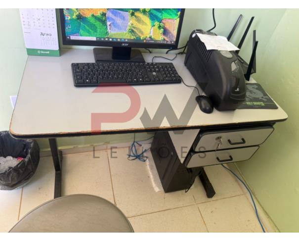 Foto de LOTE CONTENDO MÓVEIS DE ESCRITÓRIO, TAIS COMO: MESAS, ARMÁRIOS E CADEIRAS, NO ESTADO EM QUE SE ENCONTRAM. 