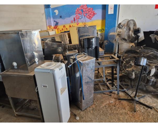 Foto de LOTE CONTENDO SUCATAS DE INFORMÁTICA, ELETRÔNICOS (COMPUTADORES, MONITORES, IMPRESSORAS, ELETRÔNICOS), ELETRODOMESTICOS (GELADEIRA, VENTILADORES, EXAUSTOR, BEBEDOUROS, FOGÕES, TV), DENTRE OUTROS, NO ESTADO EM QUE SE ENCONTRAM. 
