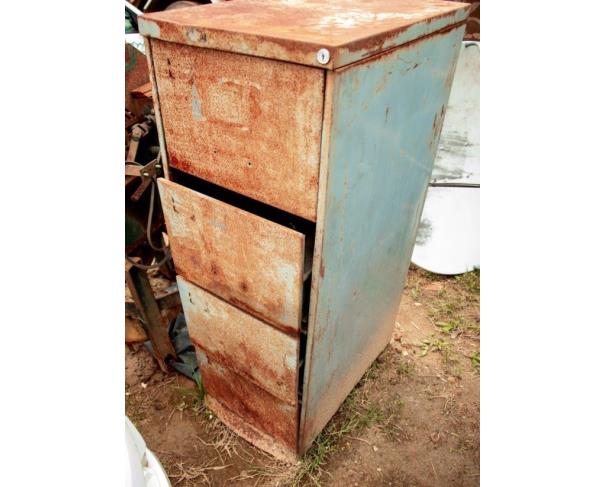 Foto de LOTE DE SUCATAS DIVERSAS, ARMÁRIOS, MATERIAIS INFORMÁTICA, ELETRONICOS, ETC, NO ESTADO EM QUE SE ENCONTRA