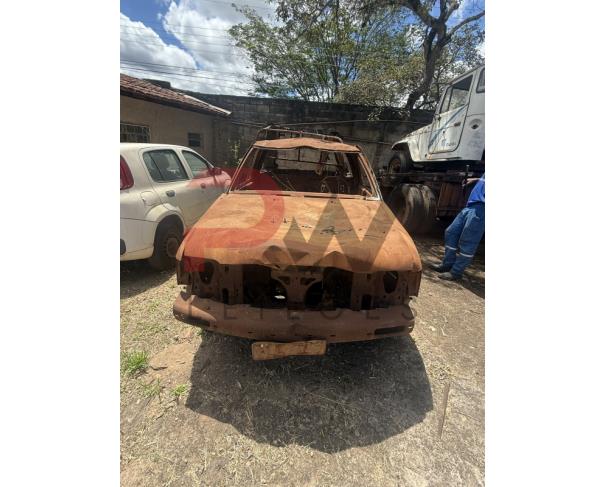 Foto de CARGA / CAMINHONETE GM/S10, 1995/1995, GASOLINA, BRANCA, CHASSI: 9BG124ARSSC907705, RENAVAM: 00639604013, NO ESTADO EM QUE SE ENCONTRA. SUCATA. DESTRUIDA POR INCÊNDIO. ESTA SEM RODAS TRASEIRAS.