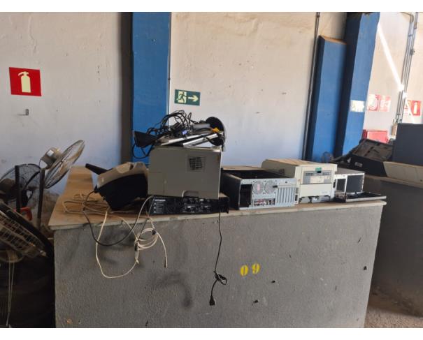 Foto de LOTE CONTENDO SUCATAS DE INFORMÁTICA, ELETRÔNICOS (COMPUTADORES, MONITORES, IMPRESSORAS, ELETRÔNICOS), ELETRODOMESTICOS (GELADEIRA, VENTILADORES, EXAUSTOR, BEBEDOUROS, FOGÕES, TV), DENTRE OUTROS, NO ESTADO EM QUE SE ENCONTRAM. 