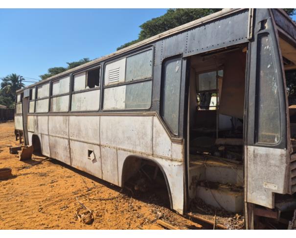 Foto de SUCATA DE ÔNIBUS OF 1315, ANTIGA PLACA: KSO-7805, NO ESTADO EM QUE SE ENCONTRA.