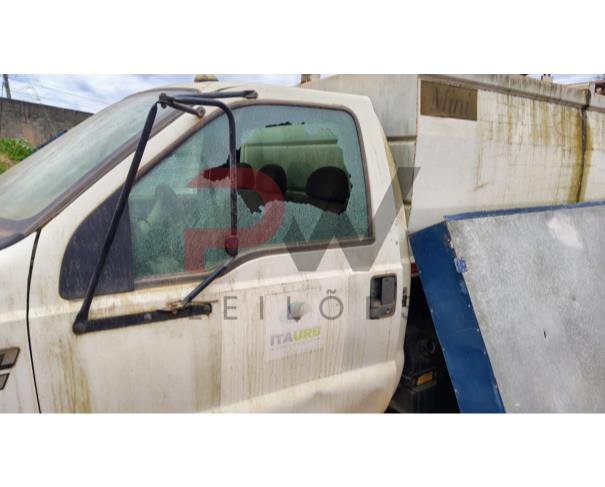 Foto de CARGA / CAMINHAO FORD/F 4000 4X4 P, 2014/2015, DIESEL, BRANCA, CHASSI: 9BFLF49P3FB003366, RENAVAM: 01045013029, NO ESTADO EM QUE SE ENCONTRA. VEÍCULO ESTÁ SEM MOTOR.O MOTOR ESTÁ DESMONTADO E FORA DO VEÍCULO.