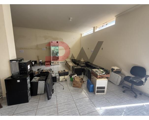 Foto de LOTE CONTENDO SUCATA DE DIVERSOS BENS, TAIS COMO: INFORMÁTICA, FREEZER VERTICAL, BEBEDOURO, AR-CONDICIONADO, ENTRE OUTROS, NO ESTADO EM QUE SE ENCONTRAM.