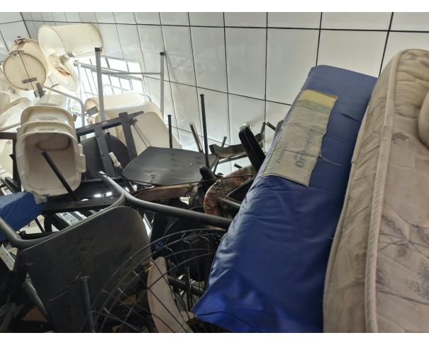 Foto de LOTE COMPOSTO POR SUCATA DE: MATERIAL HOSPITALAR, MOBILIÁRIOS, ELETRODOMÉSTICOS, CÂMARA FRIA, NO ESTADO EM QUE SE ENCONTRAM.