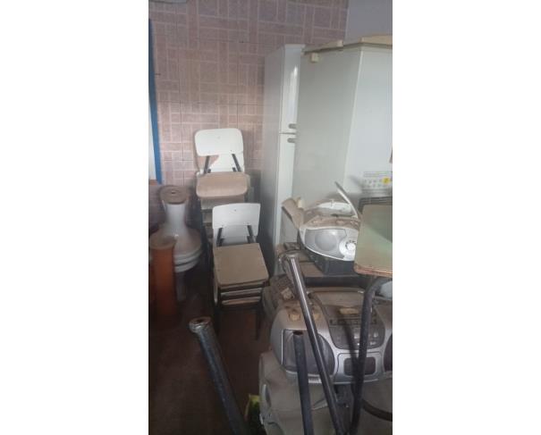 Foto de LOTE CONTENDO SUCATA DE ITENS DIVERSOS, TAIS COMO MATERIAIS DE INFORMÁTICA, CARTEIRAS ESCOLARES, ELETRODOMÉSTICOS, ENTRE OUTROS, NO ESTADO EM QUE SE ENCONTRA.