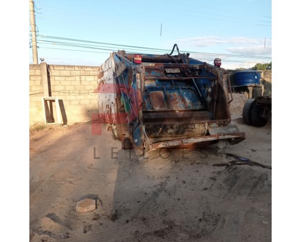 Foto de LOTE CONTENDO UM COMPACTADOR DE LIXO DE CARGA TRASEIRA, MARCA USIMECA, CAPACIDADE VOLUMÉTRICA PARA 15 M³ (QUINZE METROS CÚBICOS). USADO. NO ESTADO EM QUE SE ENCONTRA.