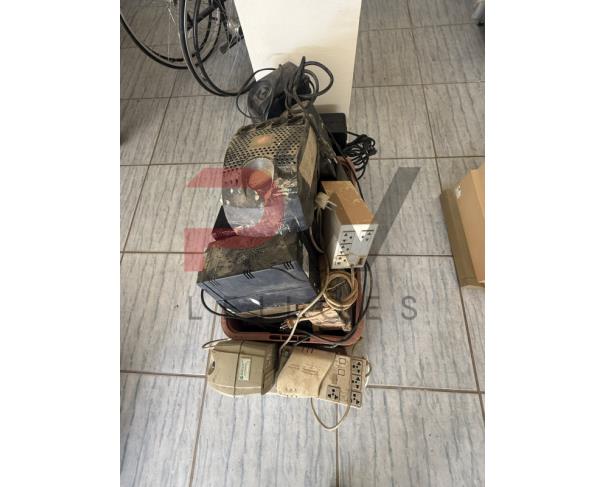 Foto de LOTE CONTENDO SUCATA DE DIVERSOS BENS, TAIS COMO: INFORMÁTICA, FREEZER VERTICAL, BEBEDOURO, AR-CONDICIONADO, ENTRE OUTROS, NO ESTADO EM QUE SE ENCONTRAM.