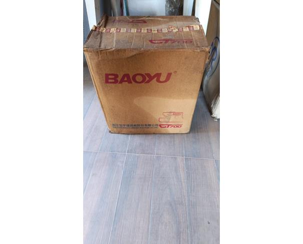 Foto de LOTE CONTENDO MÁQUINA DE COSTURA BAOYU GT700, COM APROX. 29 ROLOS DE LINHA, NO ESTADO EM QUE SE ENCONTRAM.