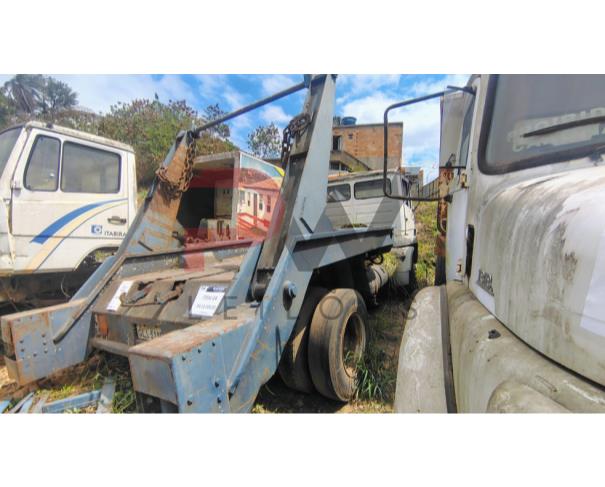 Foto de  CAMINHAO M.BENZ/1714, 1994/1994, DIESEL, BRANCA, CHASSI: 9BM682123RB014080, RENAVAM: 00625908155, NO ESTADO EM QUE SE ENCONTRA. ESTÁ COM IMPLEMENTO BROOK MONTADO NO CHASSIS.
