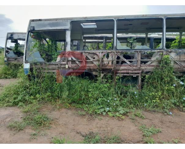 Foto de LOTE CONTENDO SUCATA DE DIVERSOS VEÍCULOS SEM BAIXA (03 ONIBUS, 02 FIORINO, 01 VOYAGE) E 01 LÂMINA DE TRATOR, 01 ROÇADEIRA E 01 CARRETINHA, NO ESTADO EM QUE SE ENCONTRA.