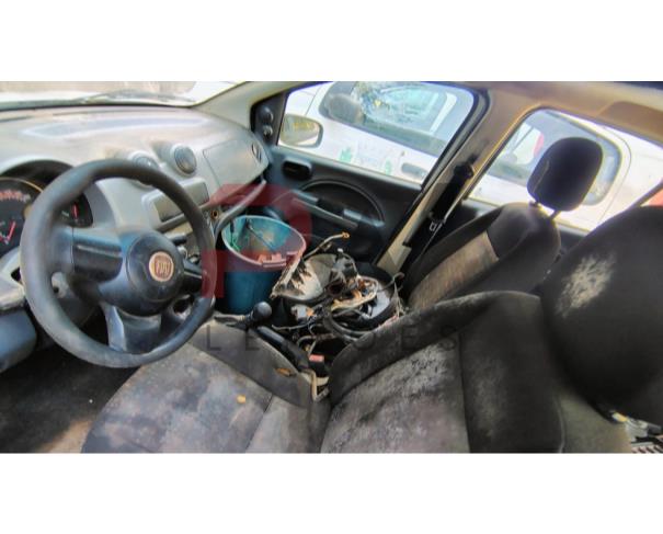 Foto de FIAT/UNO VIVACE 1.0, ALCOOL/GASOLINA, BRANCA, 2014/2014, CHASSI: 9BD195152E0586221, RENAVAM: 1010132587, NO ESTADO EM QUE SE ENCONTRA.