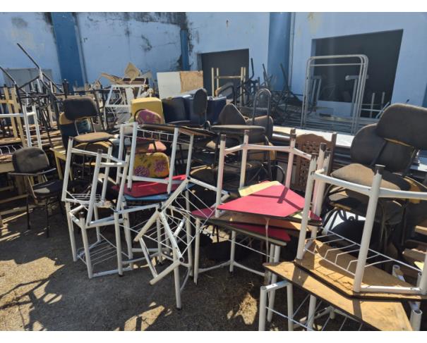 Foto de LOTE CONTENDO SUCATAS DIVERSAS, MOBILIÁRIO (CADEIRAS, ARMÁRIOS) EQUIPAMENTOS DIVERSOS, HOSPITALARES, DENTRE OUTROS, NO ESTADO EM QUE SE ENCONTRAM. 