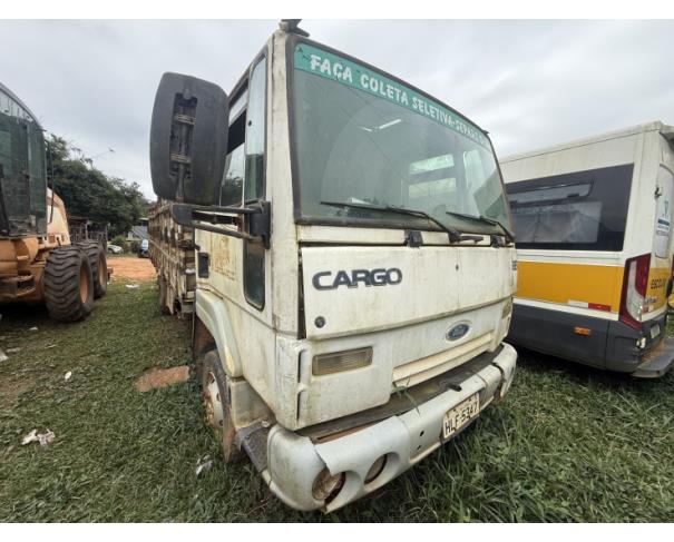 Foto de CAMINHAO FORD/CARGO 815 E, DIESEL, BRANCA, 2010/2011, CHASSI: 9BFVCE1N5BBB71525, RENAVAM: 00283865016, NO ESTADO EM QUE SE ENCONTRA.