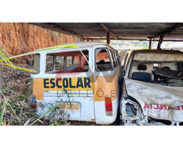 Foto de SUCATA DE KOMBI - ANTIGA PLACA HMM-4537, NO ESTADO EM QUE SE ENCONTRA.