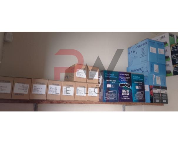 Foto de LOTE CONTENDO DIVERSOS EQUIPAMENTOS ELETRÔNICOS, TAIS COMO TELEVISORES, IMPRESSORAS, MONITORES DE VÍDEO, GABINETES DE COMPUTADORES, NOTEBOOKS, LAPTOPS, NOBREAKS, ESTABILIZADORES DE ENERGIA, TONERS E REFIS DE IMPRESSORAS, NO ESTADO EM QUE SE ENCONTRAM.