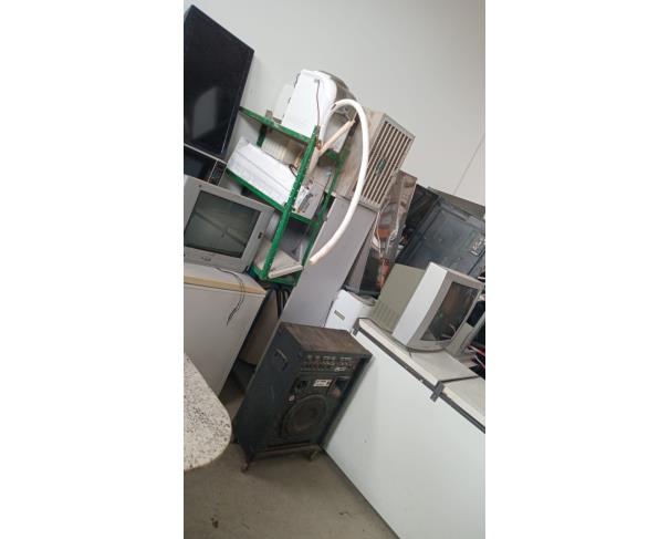 Foto de LOTE CONTENDO ELETRODOMÉSTICOS E ELETRÔNICOS, TAIS COMO: IMPRESSORAS, VENTILADORES, TVS, GELADEIRA, MÁQUINA DE LAVAR ROUPA, FREEZER, BEBEDOURO, MICRO-ONDAS, CAIXAS DE SOM, FOGÃO INDUSTRIAL, AR-CONDICIONADO, ENTRE OUTROS, NO ESTADO EM QUE SE ENCONTRA.