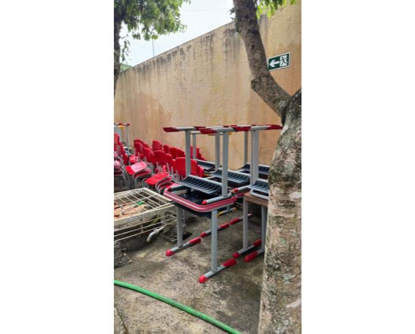 Foto de LOTE CONTENDO MESAS E CADEIRAS ESCOLARES, NO ESTADO EM QUE SE ENCONTRAM.