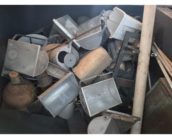 Foto de LOTE CONTENDO SUCATAS DIVERSAS, MOBILIÁRIO (CADEIRAS, ARMÁRIOS) EQUIPAMENTOS DIVERSOS, HOSPITALARES, DENTRE OUTROS, NO ESTADO EM QUE SE ENCONTRAM. 