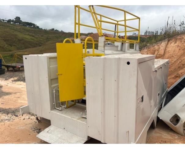 Foto de COMBOIO DE LUBRIFICANTES, CAPACIDADE DE 1.500 LITROS, PARA F-4000, COR BRANCA, NO ESTADO EM QUE SE ENCONTRA.