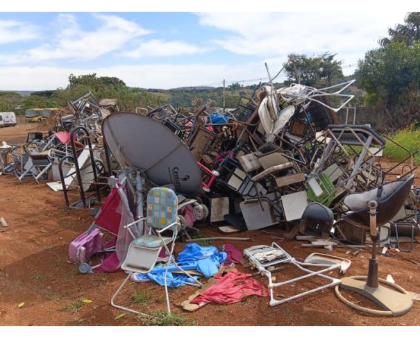 Foto de LOTE CONTENDO SUCATAS DE CADEIRAS, CARTEIRAS ESCOLARES, ENTRE OUTROS - (LOTE ESCOLAR B), NO ESTADO EM QUE SE ENCONTRAM. 