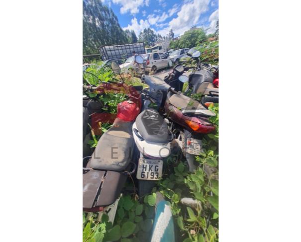 Foto de  PASSAGEIRO / HONDA / BIZ 125 KS / Placa: HKG6193 / UF: MG / Município: Sete Lagoas / Ano fabricação: 2007 / Ano modelo: 2007 / Cor: BRANCA / Chassi: 9C2JA04108R024051 / Motor: JA04E18024051 / RENAVAM: 00110283392, NO ESTADO EM QUE SE ENCONTRA. 