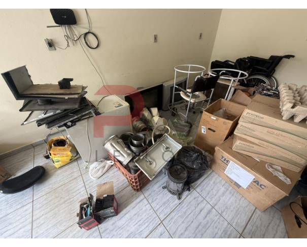 Foto de LOTE CONTENDO SUCATA DE DIVERSOS BENS, TAIS COMO: INFORMÁTICA, FREEZER VERTICAL, BEBEDOURO, AR-CONDICIONADO, ENTRE OUTROS, NO ESTADO EM QUE SE ENCONTRAM.