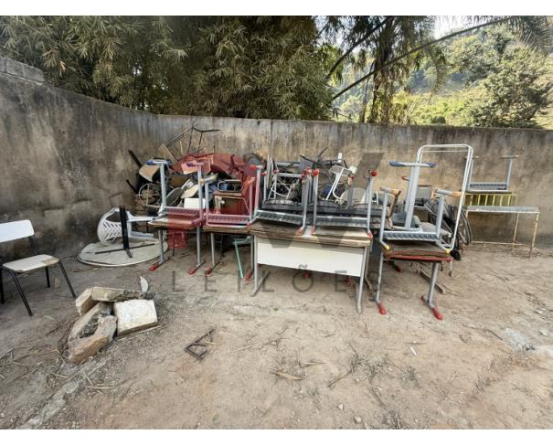 Foto de LOTE CONTENDO SUCATA DE  DIVERSOS BENS, TAIS COMO: MADEIRAS, ARMÁRIOS, COLCHONETES, CADEIRAS, MESAS ESCOLARES, EXTINTORES, VENTILADORES, CADEIRAS DE RODAS, MACAS, BALANÇAS, ENTRE OUTROS, NO ESTADO EM QUE SE ENCONTRAM.