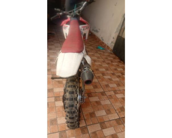 Foto de MOTO DE TRILHA, MOTOR 200 CC, COR BRANCA, ANO: 2005, NO ESTADO EM QUE SE ENCONTRA.