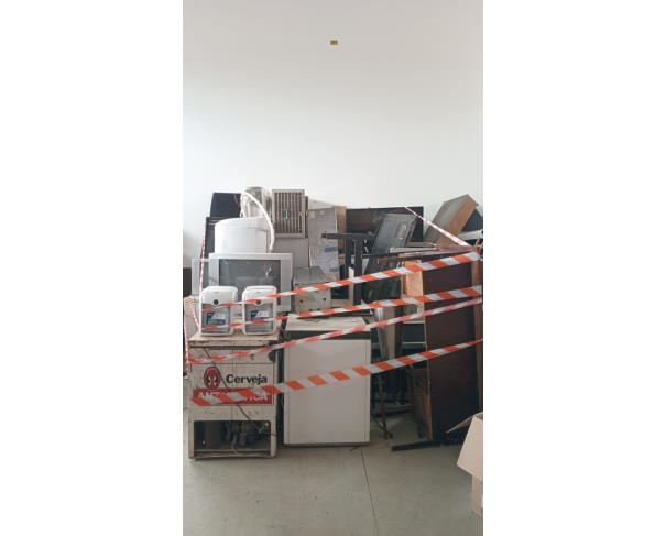 Foto de LOTE CONTENDO ELETRODOMÉSTICOS E ELETRÔNICOS, TAIS COMO: IMPRESSORAS, VENTILADORES, TVS, GELADEIRA, MÁQUINA DE LAVAR ROUPA, FREEZER, BEBEDOURO, MICRO-ONDAS, CAIXAS DE SOM, FOGÃO INDUSTRIAL, AR-CONDICIONADO, ENTRE OUTROS, NO ESTADO EM QUE SE ENCONTRA.