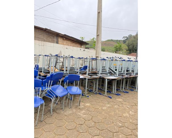 Foto de LOTE CONTENDO MESAS E CADEIRAS ESCOLARES, NO ESTADO EM QUE SE ENCONTRAM.