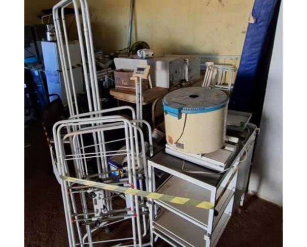 Foto de LOTE CONTENDO EQUIPAMENTOS E MOBILIÁRIOS HOSPITALARES DIVERSOS (CAMAS, BALANÇAS, AUTOCLAVES, BIOMBOS, ELETROCARDIÓGRAFO, CENTRÍFUGA, ENTRE OUTROS), NO ESTADO EM QUE SE ENCONTRAM.