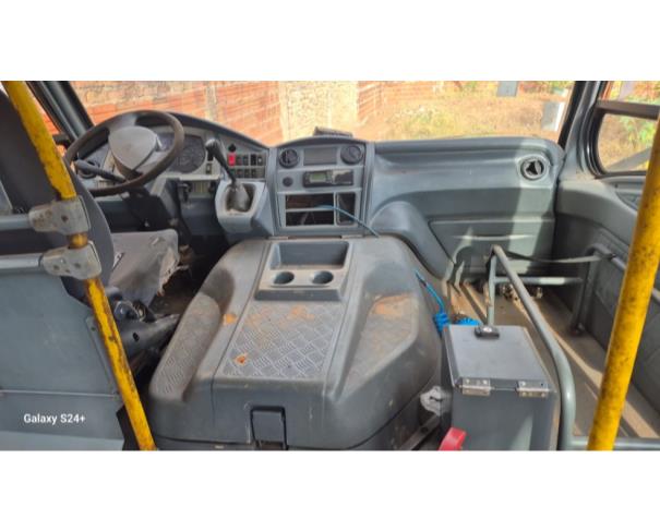 Foto de ONIBUS MPOLO/VOLARE V8L 4X4 EO, DIESEL, AMARELA, 2014/2015, CHASSI: 93PB58M1MFC053211, RENAVAM: 01021235471, NO ESTADO EM QUE SE ENCONTRA.