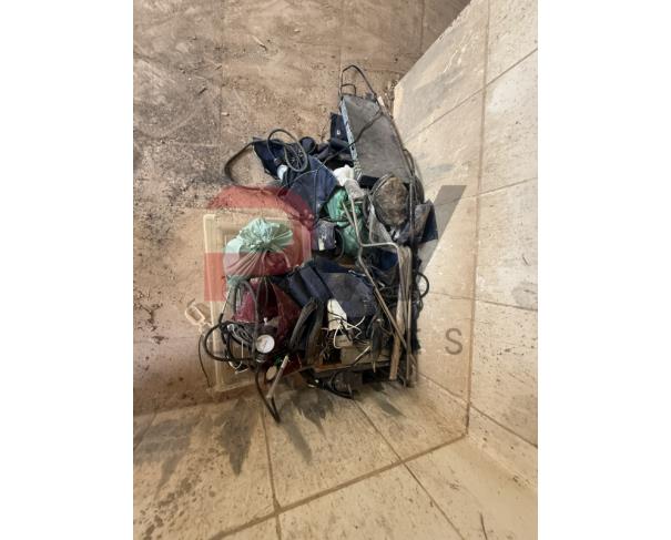 Foto de LOTE CONTENDO SUCATA DE  DIVERSOS BENS, TAIS COMO: MADEIRAS, ARMÁRIOS, COLCHONETES, CADEIRAS, MESAS ESCOLARES, EXTINTORES, VENTILADORES, CADEIRAS DE RODAS, MACAS, BALANÇAS, ENTRE OUTROS, NO ESTADO EM QUE SE ENCONTRAM.